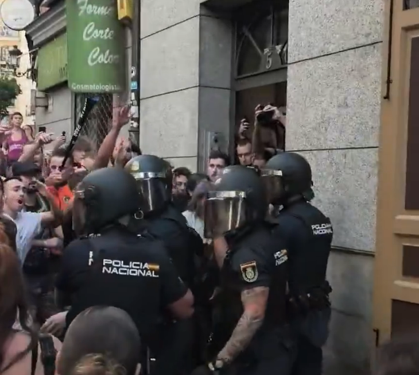 Los acampados de Sol expulsan a la policía y aplazan el desahucio de una mujer enferma a 300 metros de la plaza
