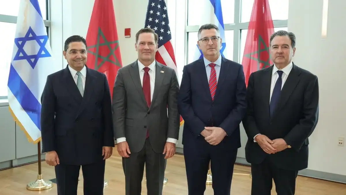 El ministro de Asuntos Exteriores marroquí, Nasser Bourita, el Embajador de EEUU ante la ONU, Mike Walts, y el ministro de Asuntos Exteriores israelí, Gideon Saar. Foto: elindependiente.com