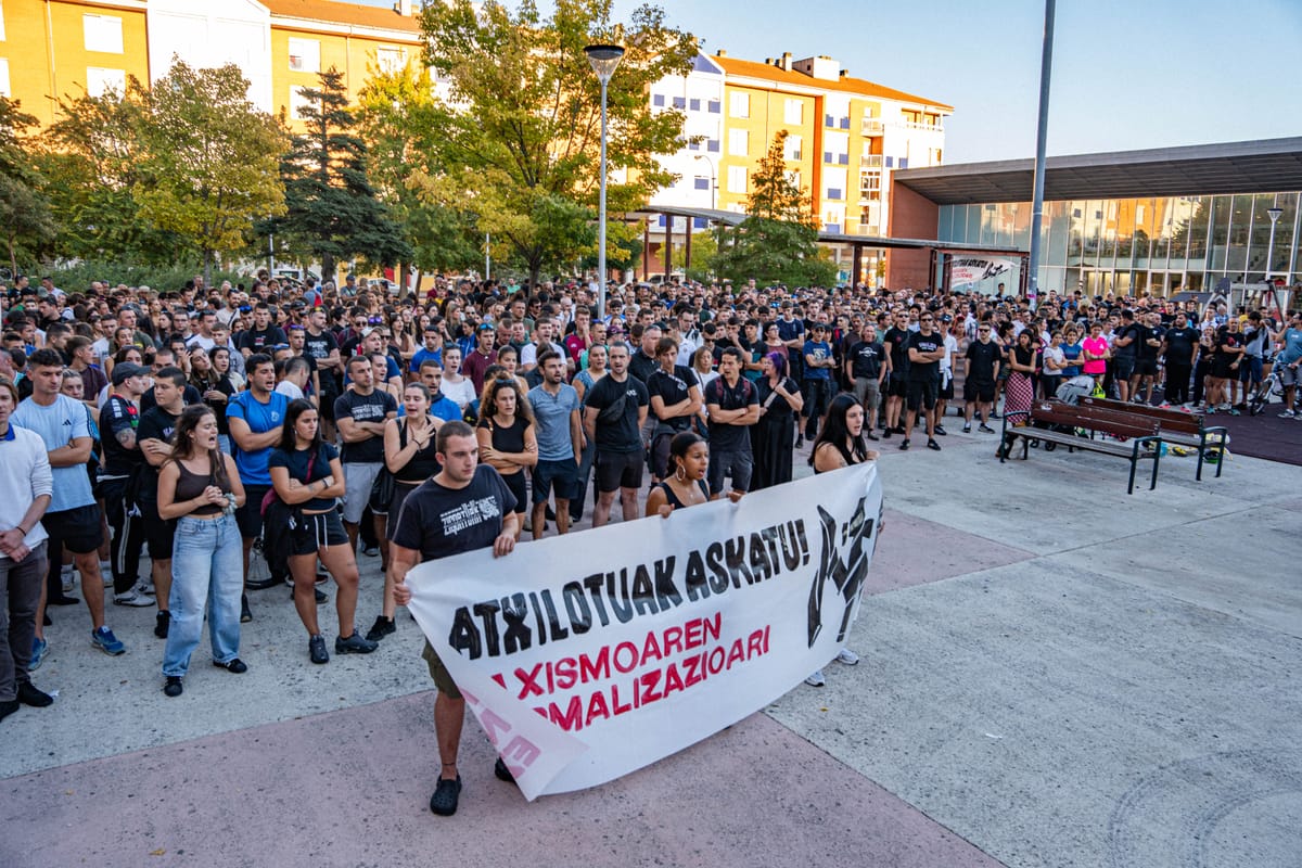 Cientos de personas exigen en Iruñerria la libertad de los 8 jóvenes detenidos en una operación policial