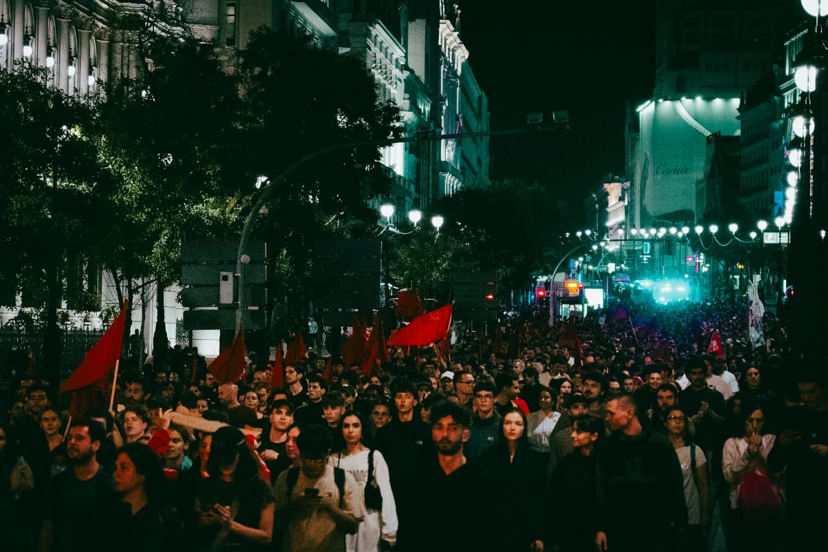 Miles de jóvenes toman la noche de Madrid contra el rentismo