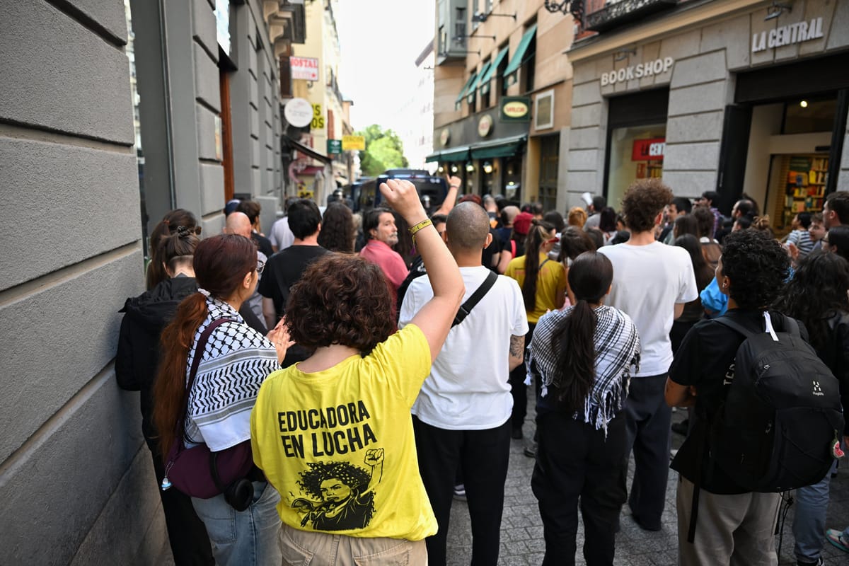 Manifestantes a las puertas de un desahucio en el nº5 de la calle Navas de Tolosa de Madrid, a 300 metros de la Puerta del Sol. Foto: Dani Gago / @DaniGagoPhoto (X)