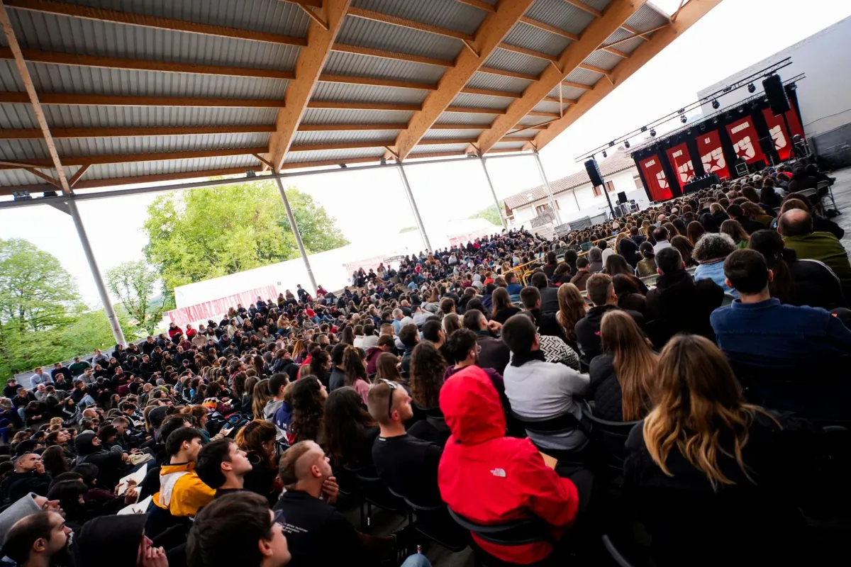 Miles de jóvenes se reúnen por segundo día en Elizondo para unir fuerzas por el socialismo