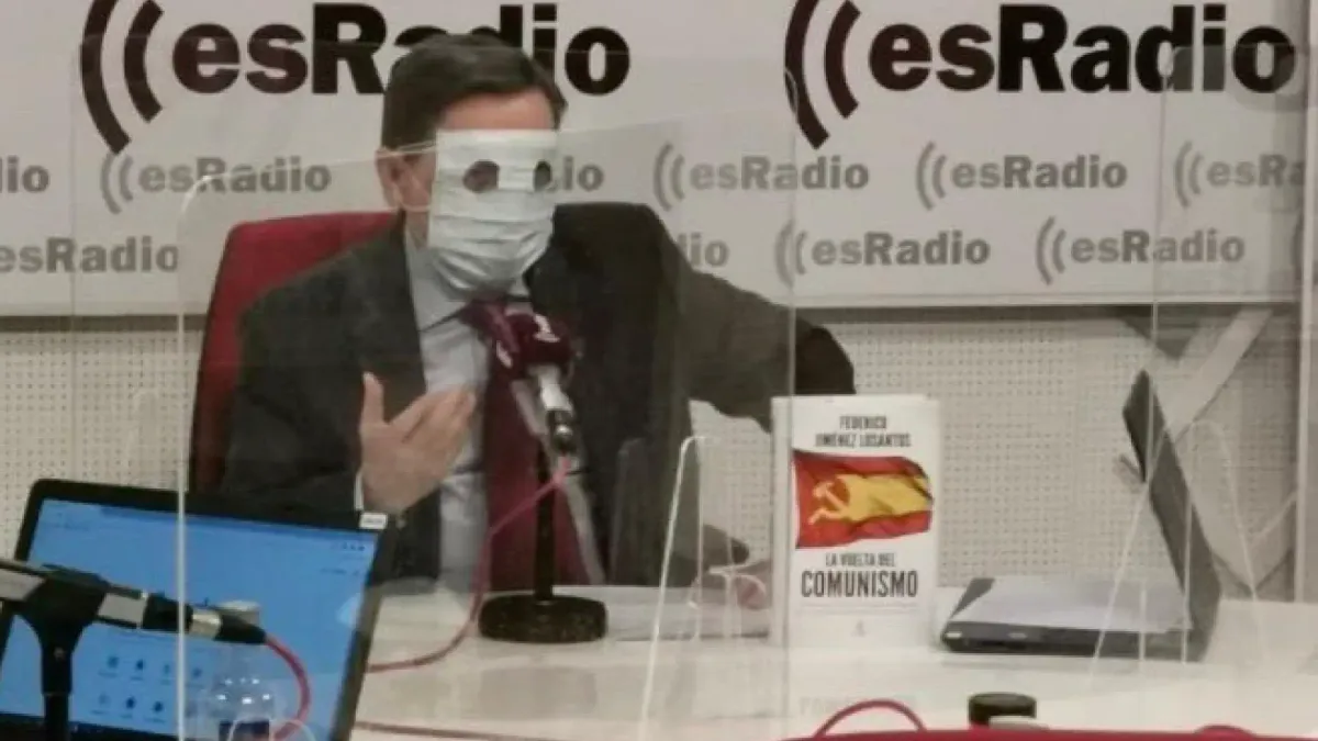 Federico Jiménez Losantos usando mascarillas para emular a ETA tras la aprobación de los presupuestos del Gobierno español en 2020. Foto: esRadio