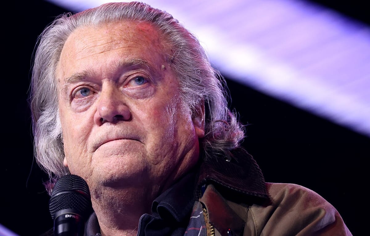 Steve Bannon hablando con los asistentes al AmericaFest 2025 en el Phoenix Convention Center en Phoenix, Arizona. Foto: gageskidmore vía Wikimedia Commons. 