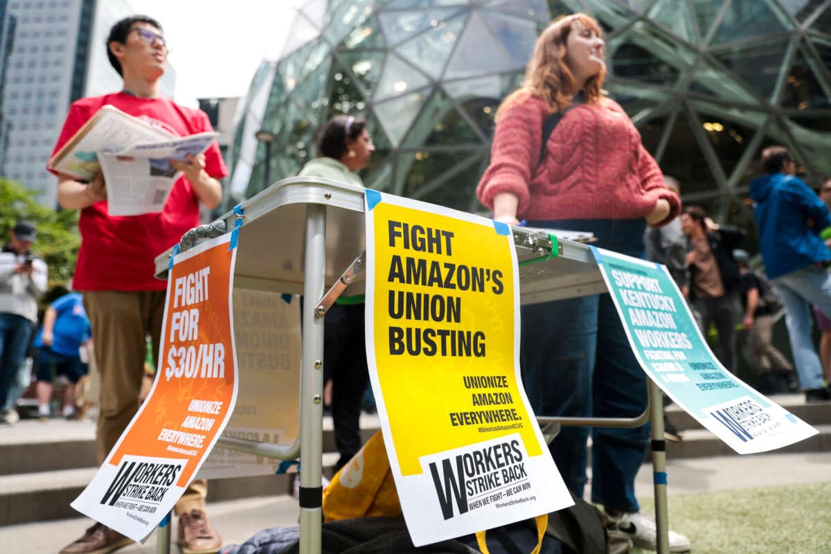 Imagen de archivo de miembros del grupo prosindical Workers Strike Back en una protesta contra los despidos fuera de la sede de Amazon en Seattle. Foto: Jason Redmond / AFP vía Getty Images