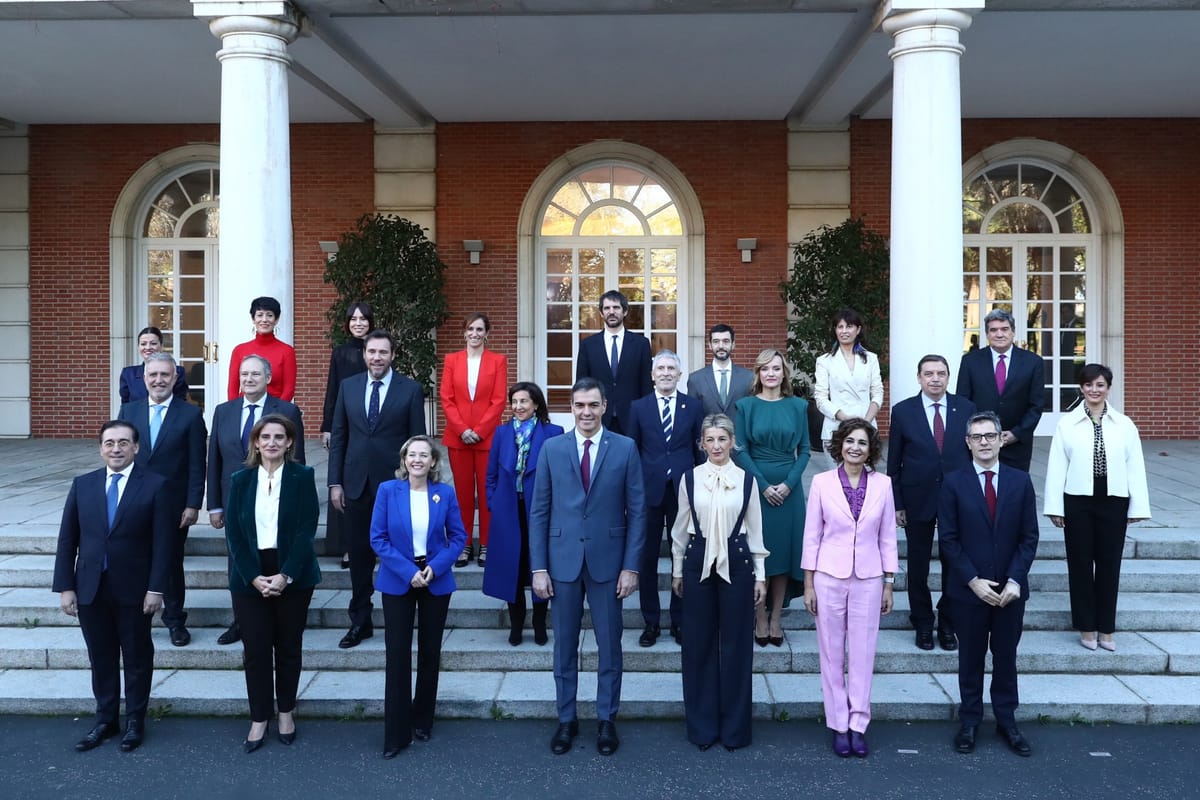 Fotografía de grupo del Gobierno de España en las escalinatas del edificio del Consejo de Ministros al comienzo de la XV Legislatura. Foto: Pool Moncloa / Fernando Calvo.