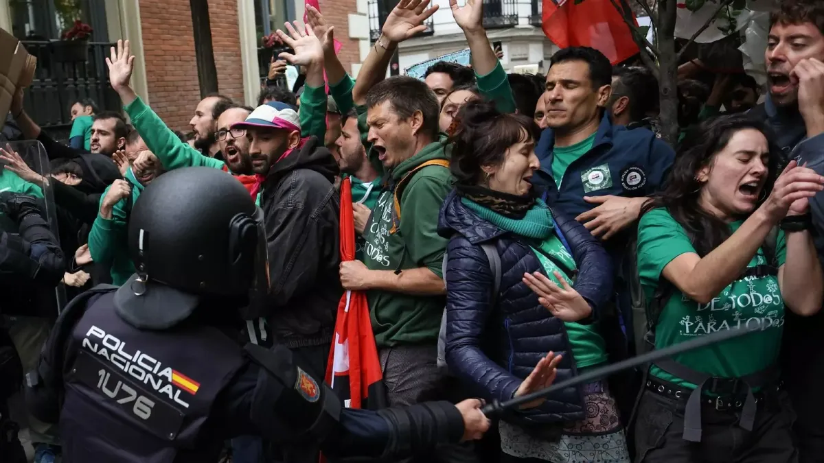 La Policía Nacional cargando contra los manifestantes ante un acto de Isabel Díaz Ayuso, presidenta de la Comunidad de Madrid. Foto: Europa Press.