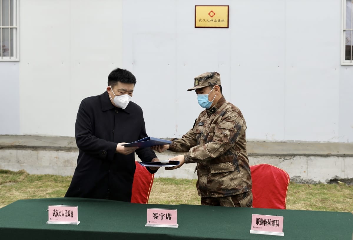 Zhou Xianwang, a la izquierda, exalcalde de Wuhan. Foto de Zhu Xingxin/China Daily