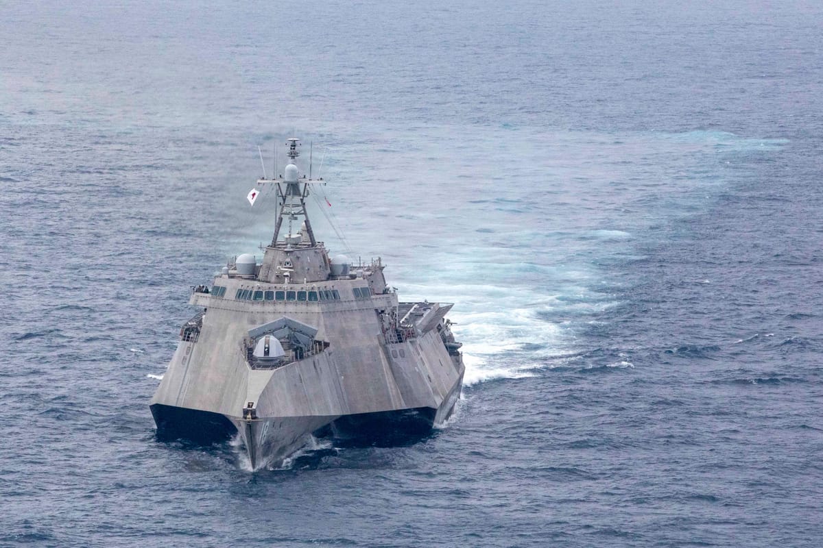 El USS Charleston (LCS-18) navega por el Mar de China Meridional, febrero. 5, 2023. Foto: Marina de EEUU.