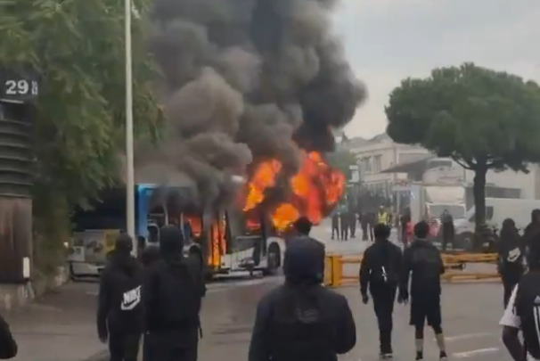 Autobus incendiado en Marsella durante las protestas estudiantiles de los liceos. Foto: BFM