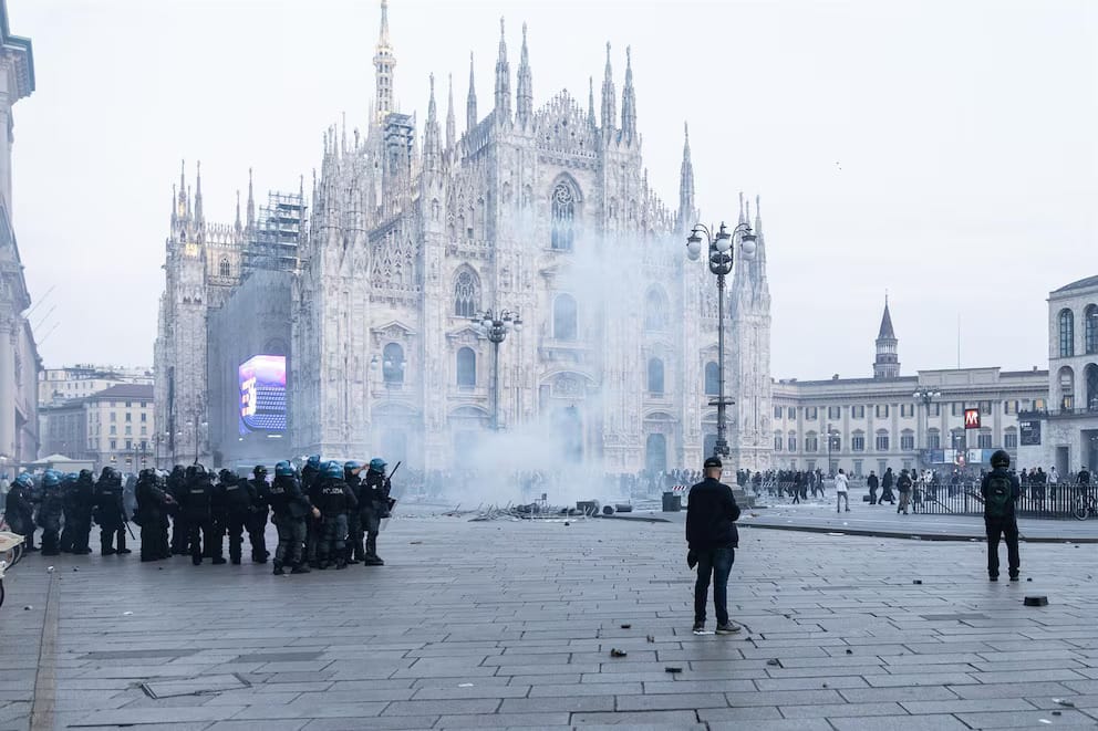 Disturbios en la Plaza del Duomo en Milán (Italia). Foto: vía Infobae.