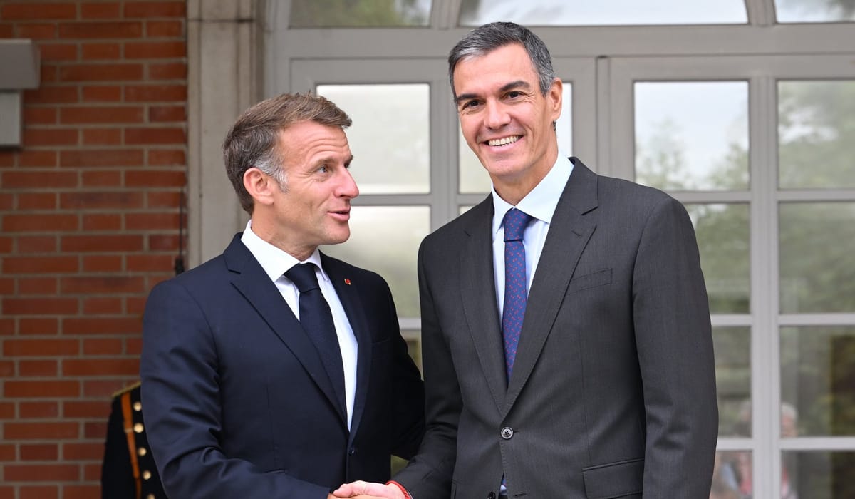 El presidente español Pedro Sánchez junto al presidente francés Emmanuel Macron en la Moncloa el pasado 30 de septiembre. Foto: @sanchezcastejon (X).