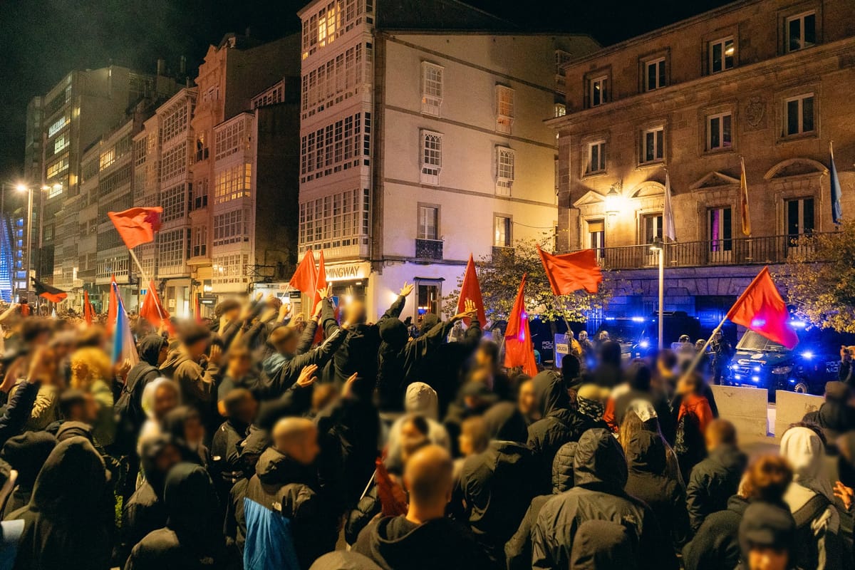 Noche de protestas antifascistas y enfrentamientos en A Coruña y Avilés contra la presencia de Vox