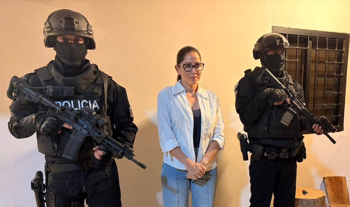 Luisa González, excandidata presidencial del correísmo en Ecuador, durante su detención Foto: Policía Nacional de Ecuador.