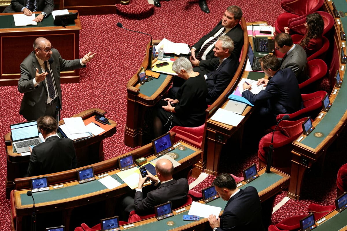 Sesión en el senado francés sobre la ley “casseurs-payeurs”. Foto: vía @humanite_fr (X).