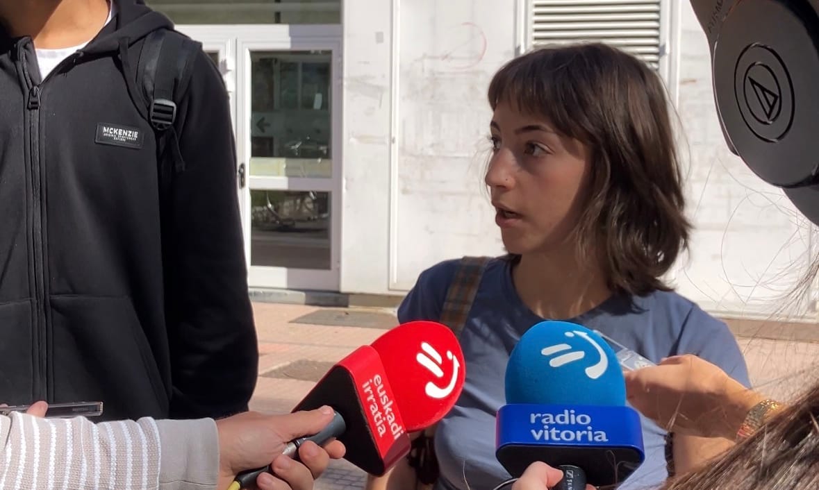 Rueda de prensa del Sindicato Socialista de Vivienda de Gasteiz denunciando el intento de desahicio en el barrio de Sansomendi. Foto: Euskal Herriko Etxebizitza Sindikatu Sozialista.