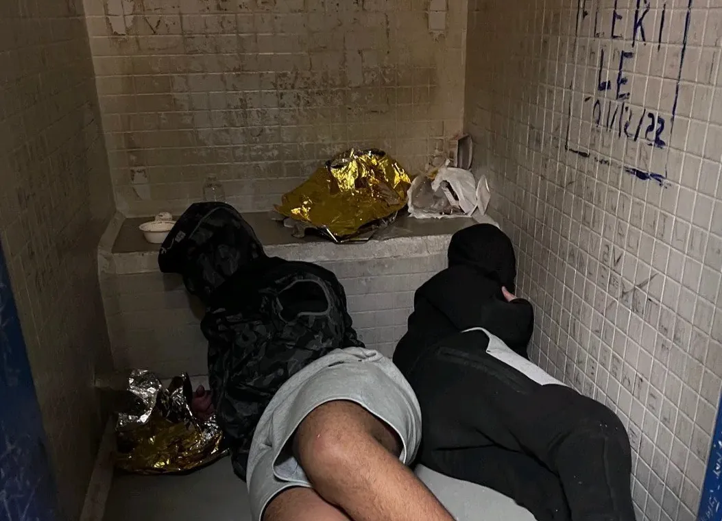 Los jóvenes detenidos en Francia padecen malos tratos bajo condiciones insalubres