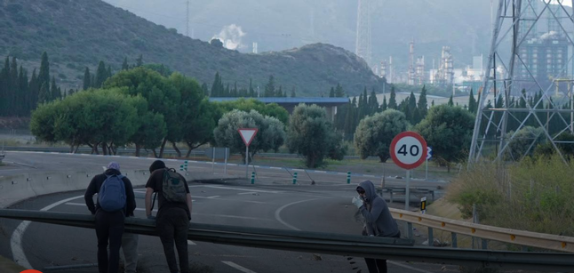 Corte de carretera en los piquetes de la huelga del metal en Cartagena. Foto: La Opinión de Murcia.