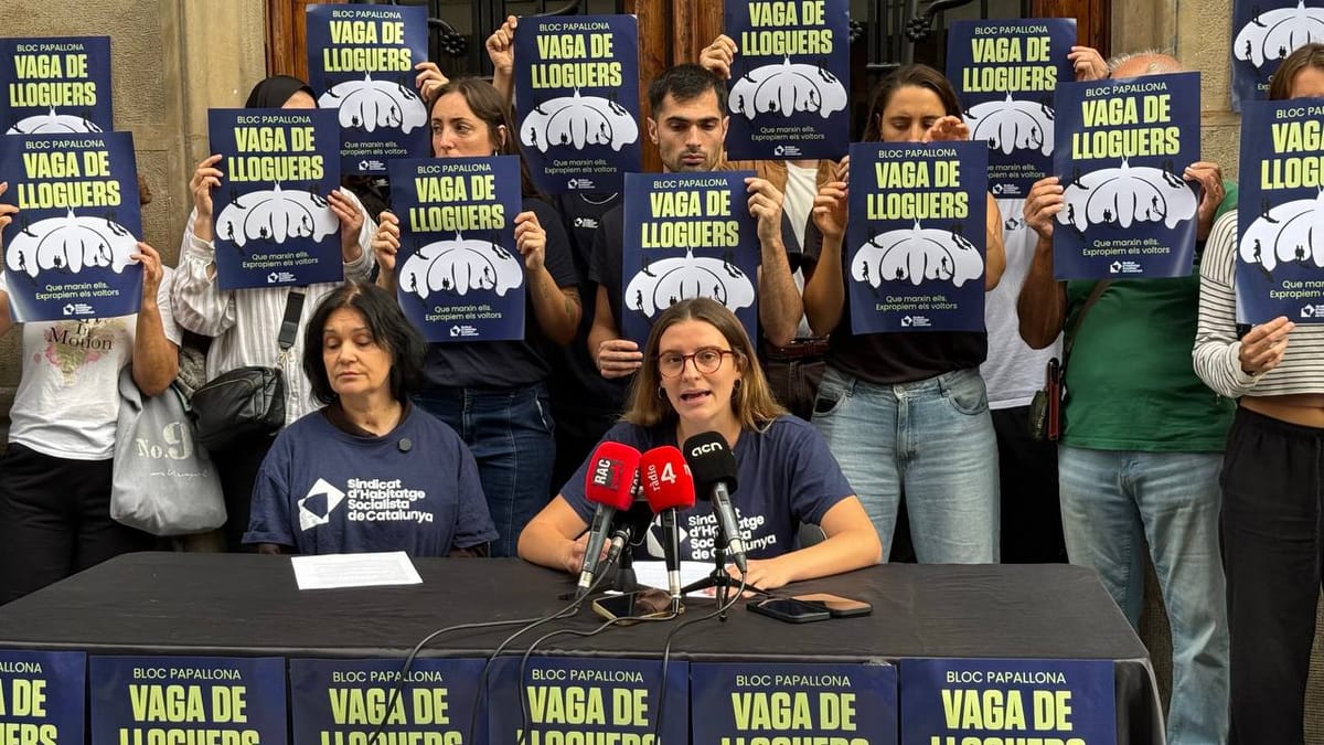 Anna Olesti (derecha), vecina del bloque y portavoz del Sindicat d’Habitatge Socialista de Catalunya, hoy en la rueda de prensa ante los medios junto con Corina (izquierda), también vecina de