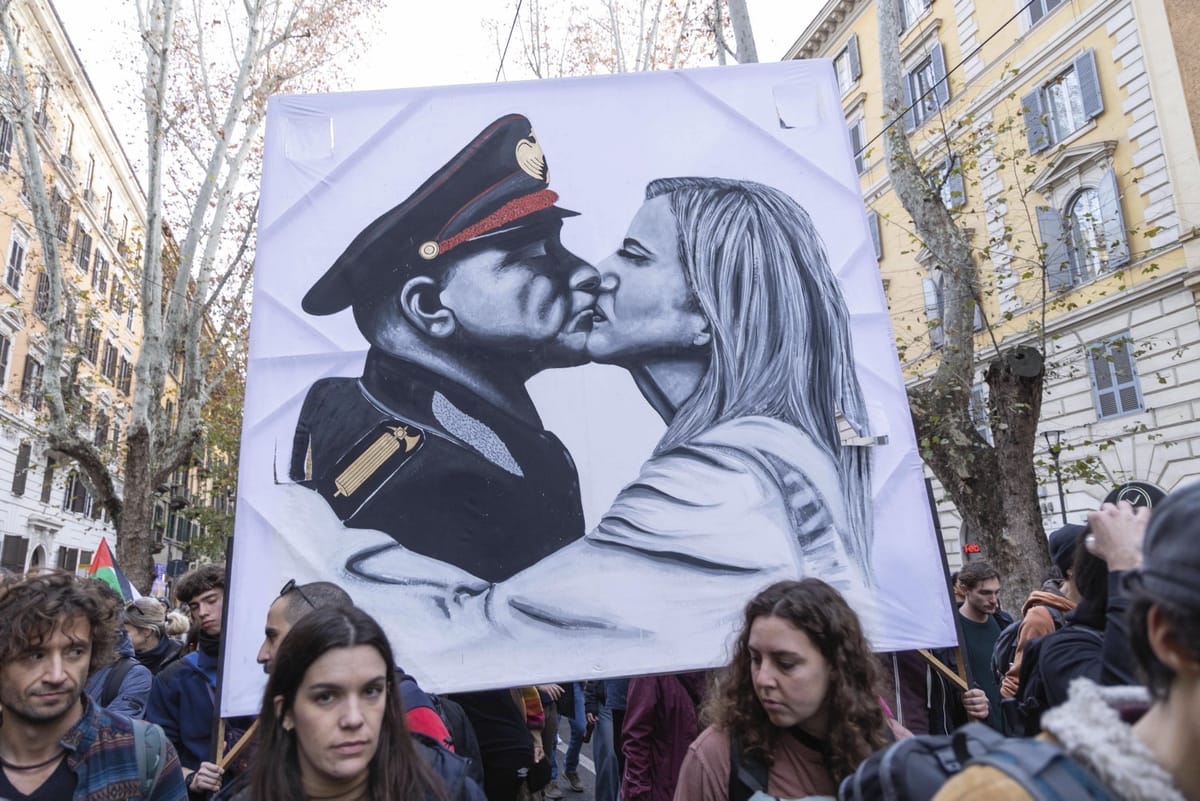 Imagen de archivo de una manifestación en Italia con una caricatura de la primera ministra italiana Giorgia Meloni besando a Benito Mussolini. Foto: recette.humanite.fr