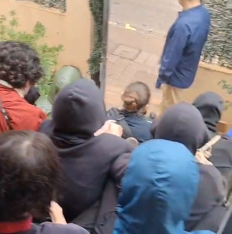 Aplazado un desahucio en Albacete tras dos horas de negociación y presión frente al fondo Hipoges