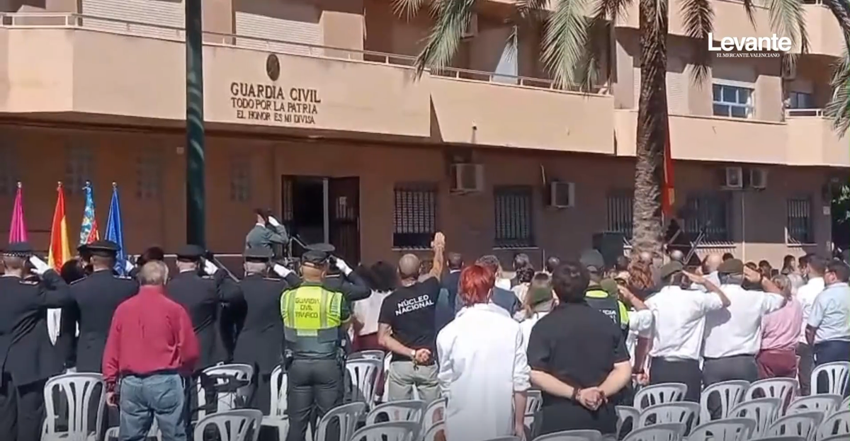 Un hombre hace el saludo fascista durante el himno español en un acto de la Guardia Civil en Gandia