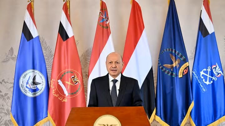El presidente del Gobierno reconocido de Yemen, Rashad al Alimi durante una rueda de prensa. Foto: aljazeera.com