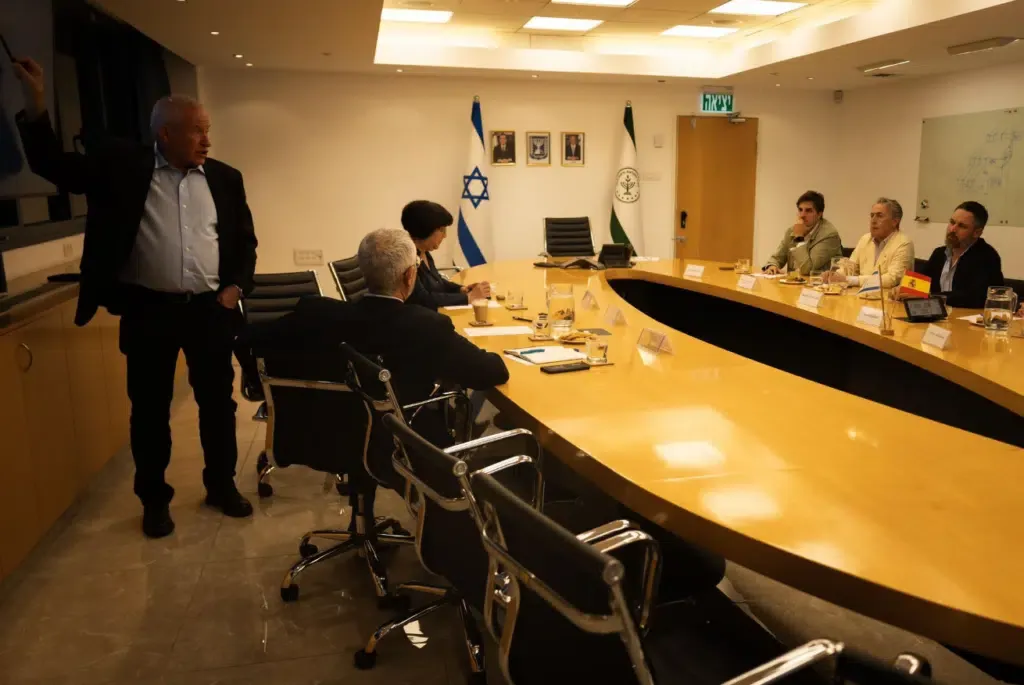 Imagen de archivo de una reunión entre el partido gobernante en Israel, el Likud, y Vox. Foto: La Gaceta.