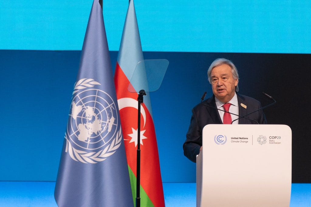 La COP29 cierra con un borrador de acuerdo financiero criticado como "vago e insuficiente"