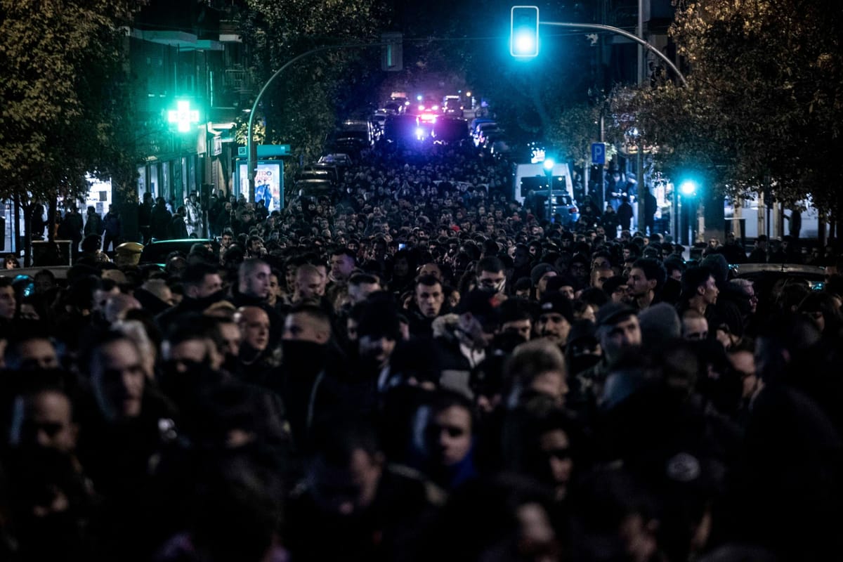 Miles de personas se manifiestan contra el desalojo de La Atalaya