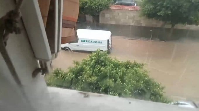 Lluvias torrenciales paralizan Málaga y Valencia: más de 4.200 evacuados y hospitales afectados