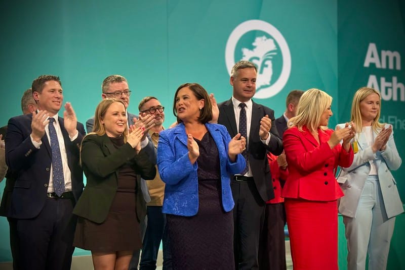 Los sondeos a pie de urna apuntan a una victoria ajustada del Sinn Féin en Irlanda
