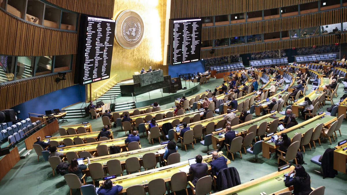 La Asamblea General de la ONU pide un alto el fuego incondicional en Gaza mientras continúan los bombardeos israelíes
