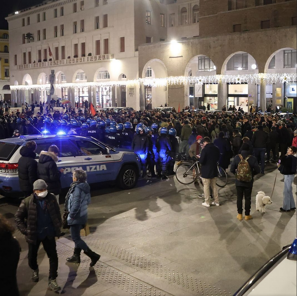 Tensión en Brescia entre manifestantes antifascistas y la policía