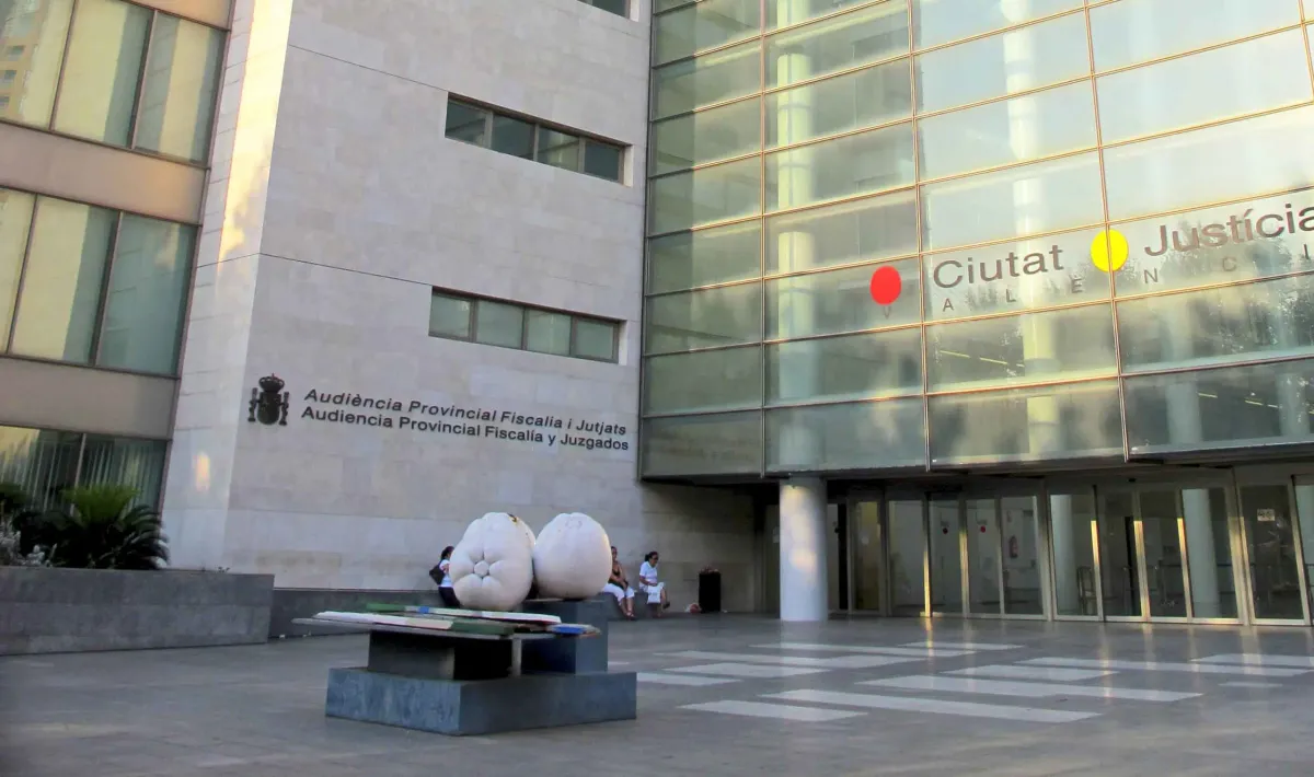 Un policía municipal de Valencia condenado a dos años y medio de cárcel por abuso y acoso a dos niñas