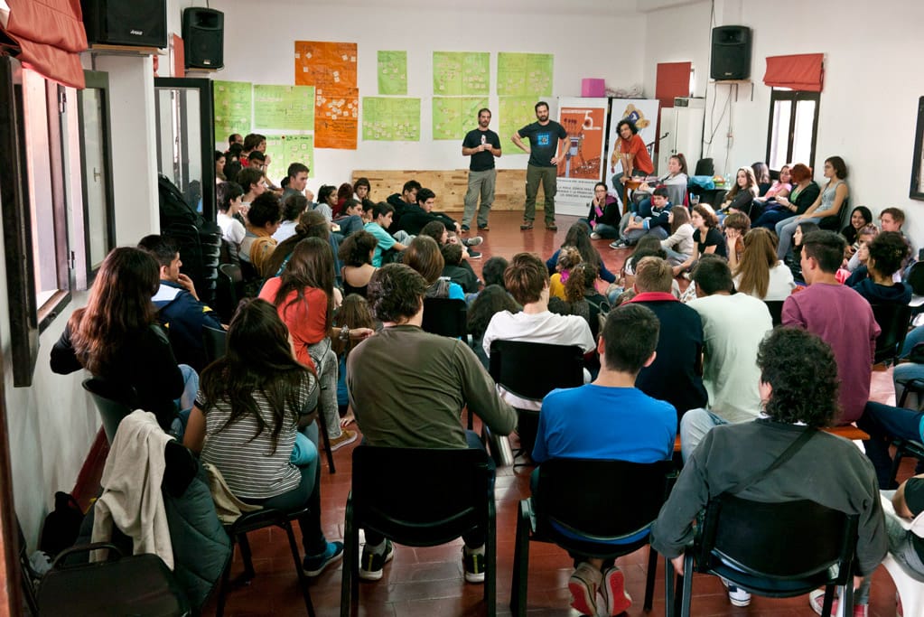 El Estado español lidera la Unión Europea en desinterés por los debates sobre política entre amigos o familiares