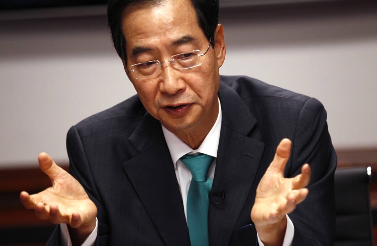 La oposición surcoreana busca destituir al presidente interino Han Duck-soo