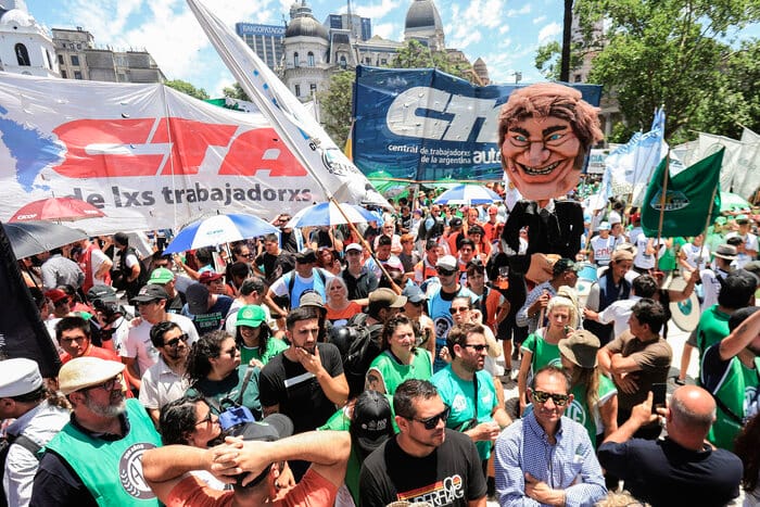 Miles de trabajadores secundan un paro general en Argentina contra Milei 