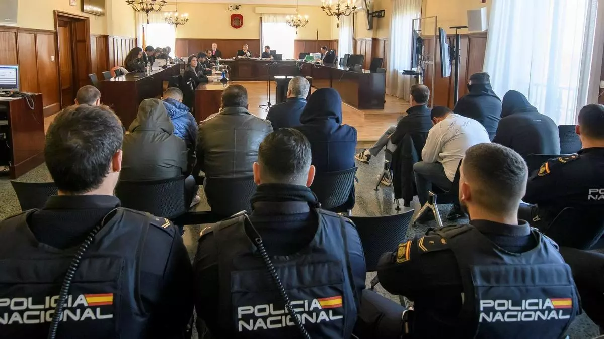 Condenados a 7 años y medio de cárcel un guardia civil y dos policías nacionales por tráfico de 367 kilos de cocaína