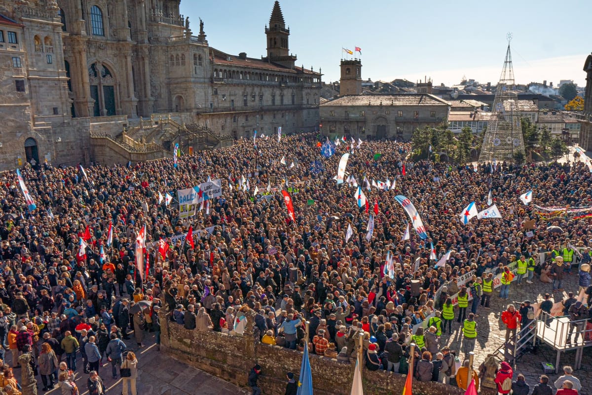Miles de personas se manifiestan en Santiago contra la macroplanta de celulosa de Altri en Palas