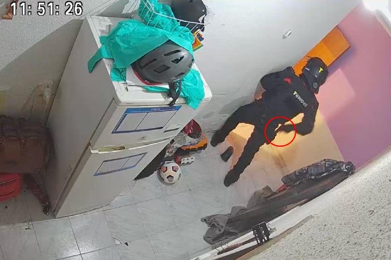 Un agente de los Mossos d'Esquadra desenfunda su arma durante un desahucio en Nou Barris