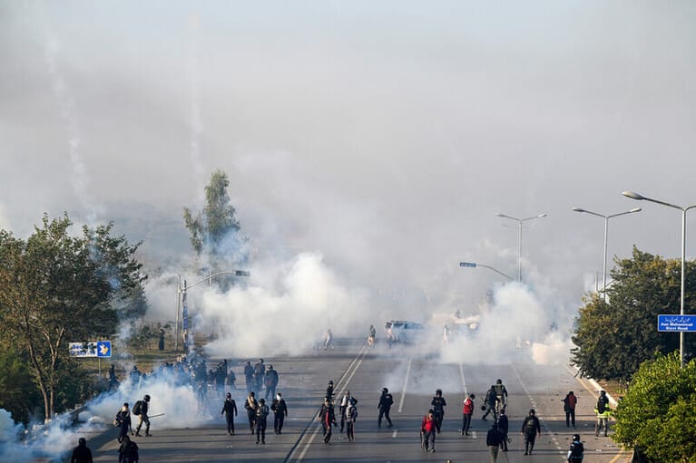 El gobierno de Pakistán niega las muertes en las protestas de Islamabad, mientras las familias reportan víctimas