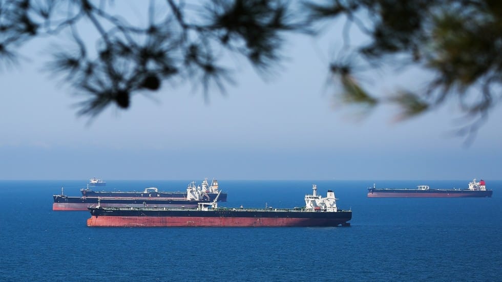 La UE amplía sanciones contra Rusia e incluye a casi 200 petroleros que comercian con crudo