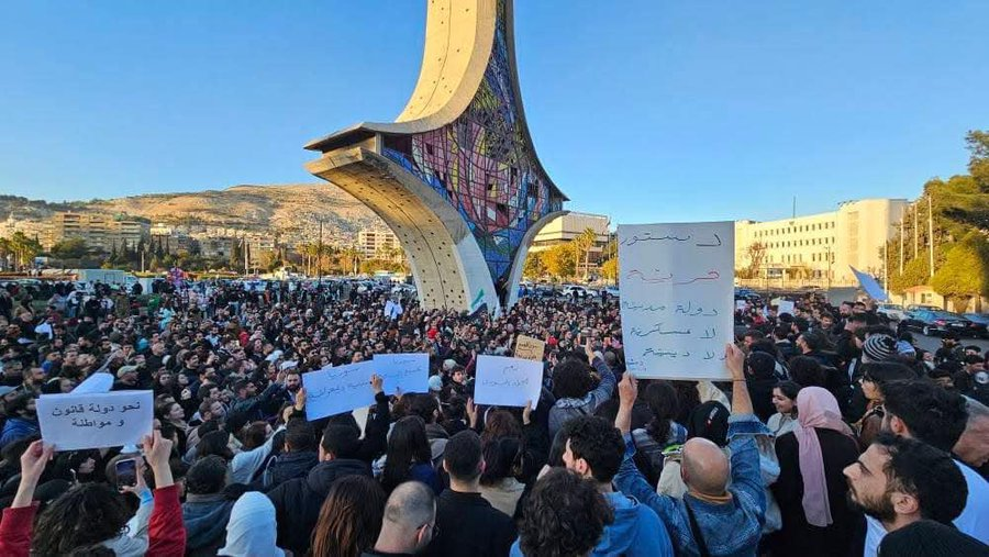 Protestas contra el nuevo gobierno sirio tras ataques a símbolos religiosos de minorías y declaraciones contra los derechos de las mujeres