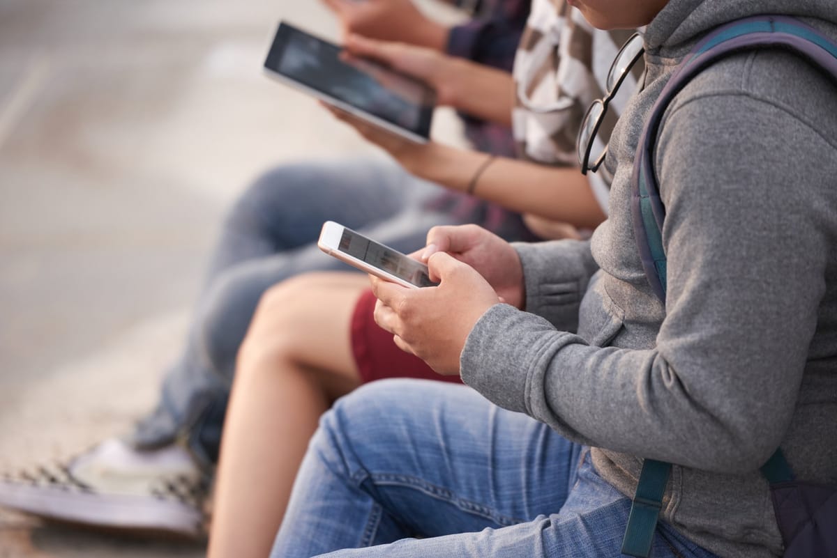 El Gobierno español aprueba un informe con 107 recomendaciones sobre los menores en el entorno digital