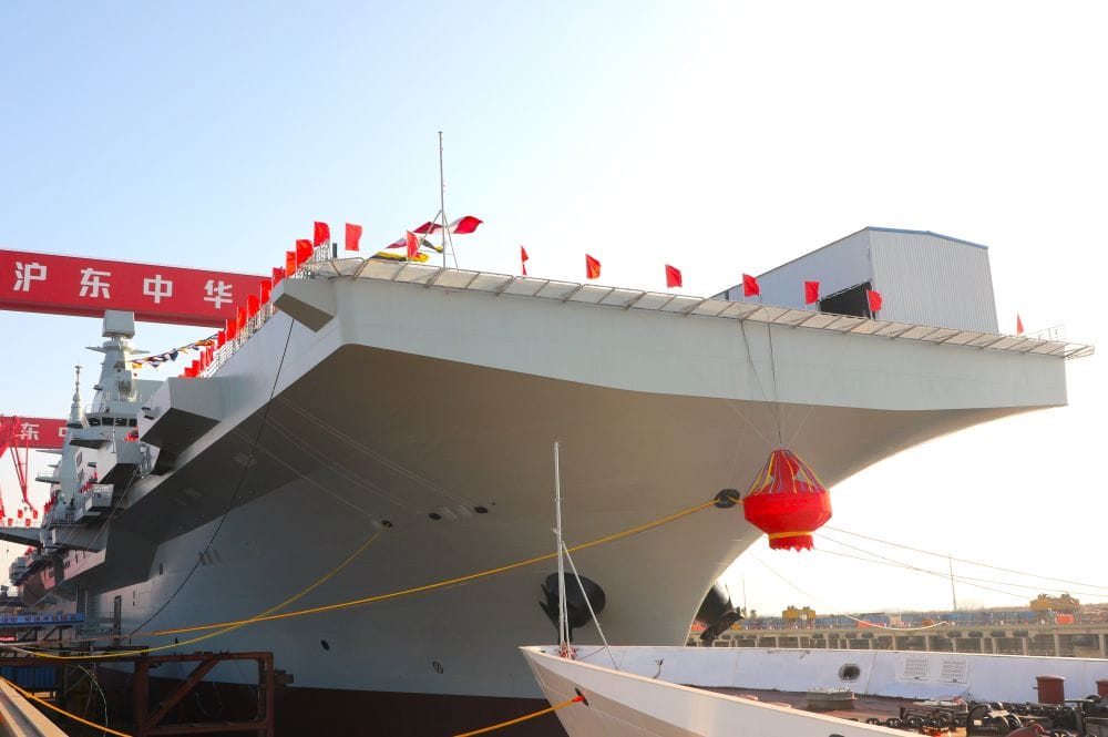 China lanza el buque de asalto anfibio Sichuan mientras Taiwán realiza simulacro ante posibles escaladas con Pekín