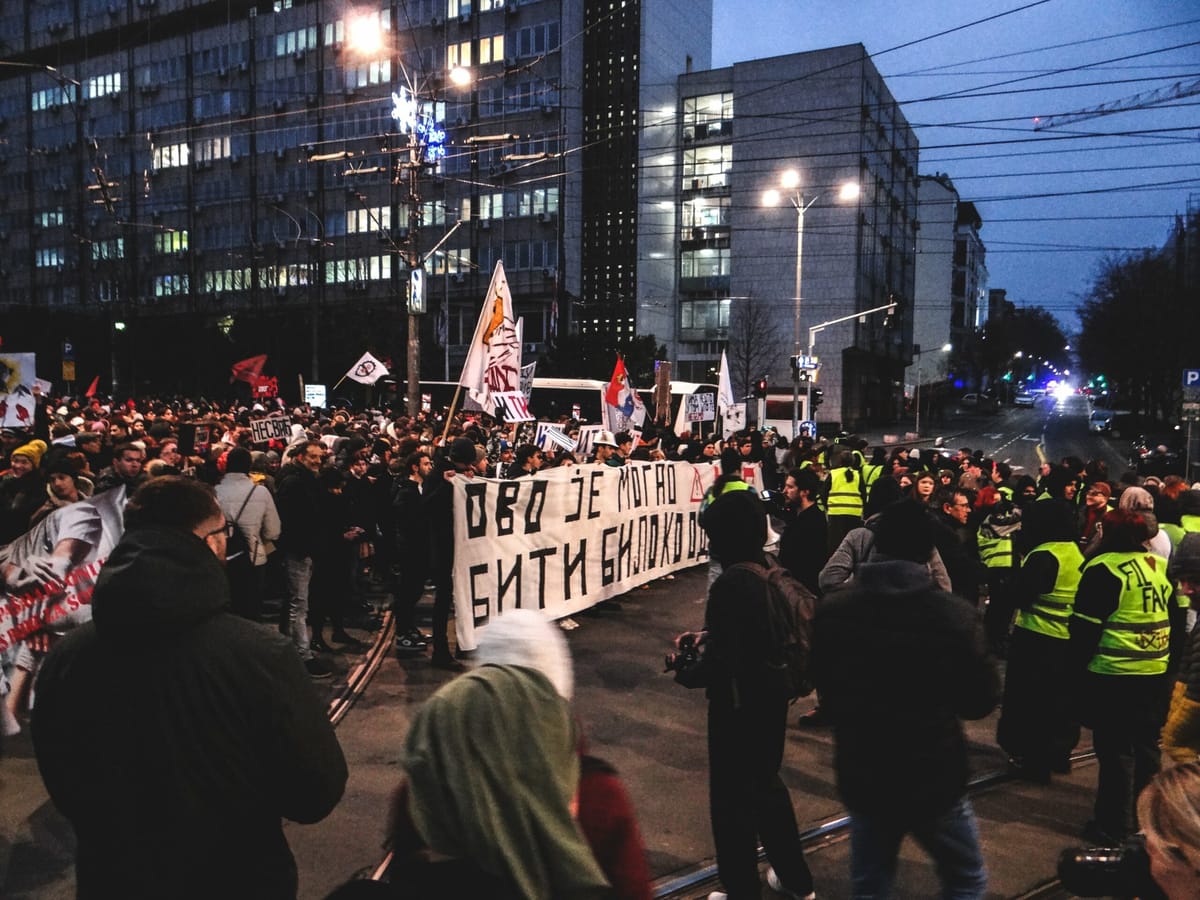 Manifestaciones multitudinarias en Serbia por el atropello de una estudiante durante un bloqueo de carretera