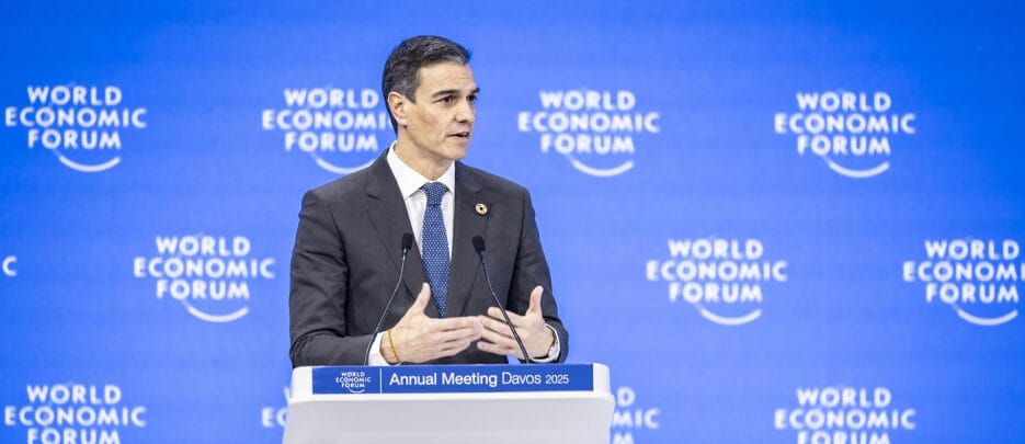 Pedro Sánchez propone eliminar el anonimato en redes sociales y regular los algoritmos en el Foro de Davos