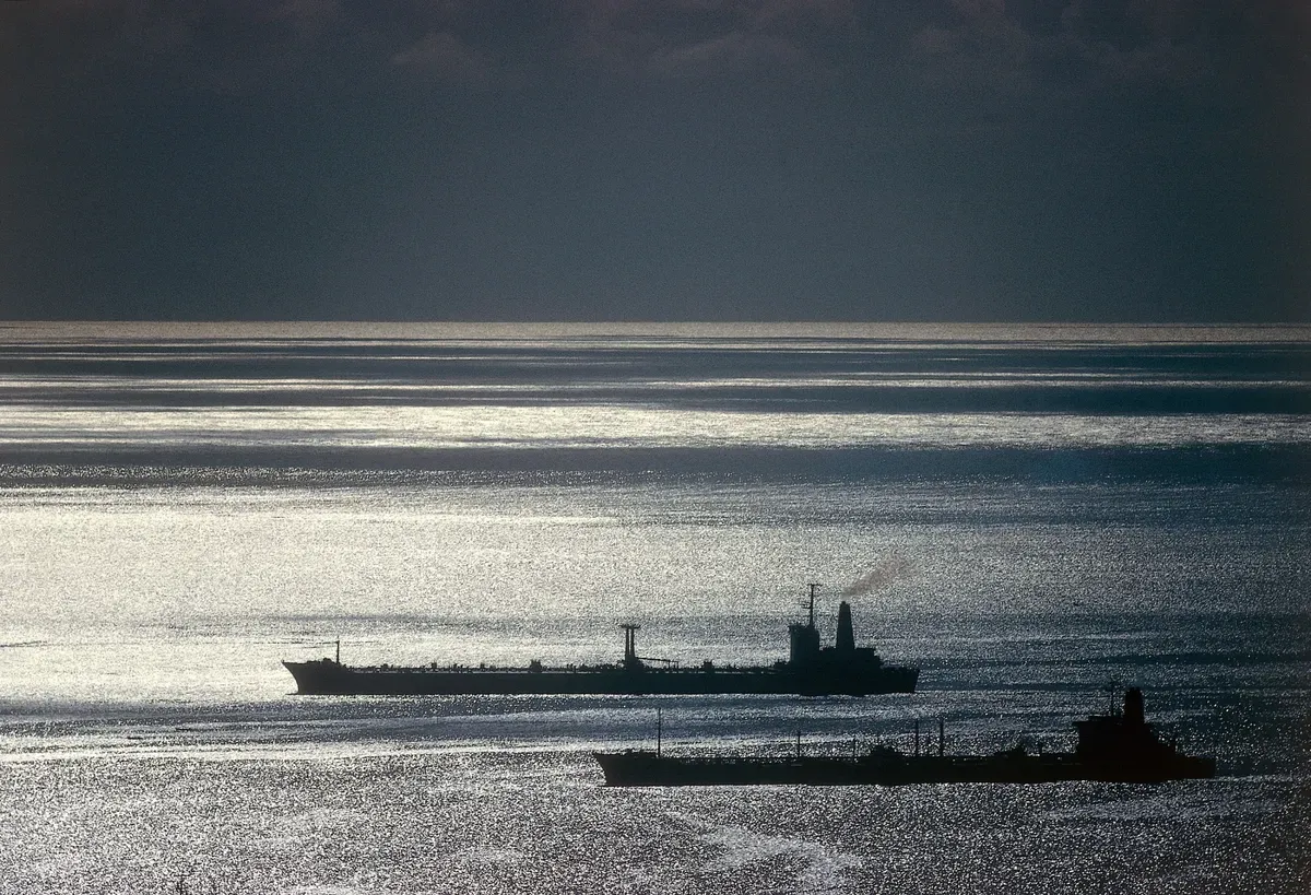 India enfrenta presión internacional al recibir petróleo ruso en barcos sancionados