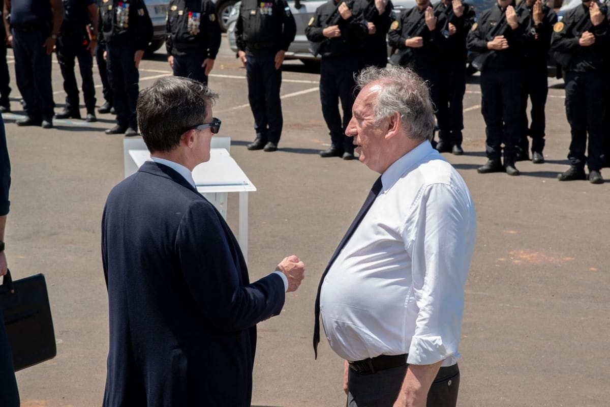 Bayrou estudia revisar la reforma de pensiones para asegurarse el apoyo de la izquierda